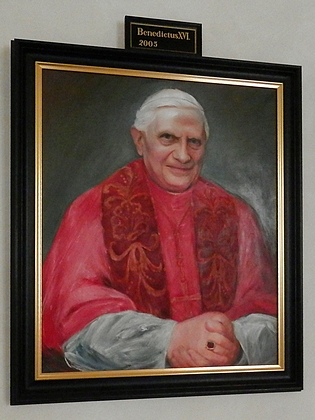 Portrét Benedikta XVI. v českobudějovickém biskupství