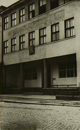 Budovu německé školy ve Vyšším Brodě projektoval rovněž jeho bratr Karl - snímek vlevo je převzat z poválečné školní kroniky, takže na průčelí je stopa po odstraněném německém nápise