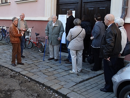 Na dvoře gymnázia je to on o dvou holích před vraty budovy