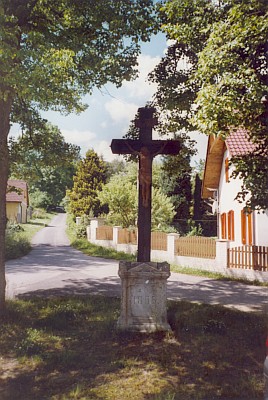 Kříž na návsi v Mýtě a stará místní tabule obce