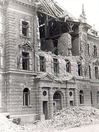Poškozená budova soudu po spojeneckých náletech v březnu 1945