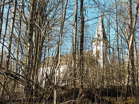 Kostel ve Zvonkové "odspoda" je dnes přes náletové dřeviny viditelný jen v zimě a předjaří