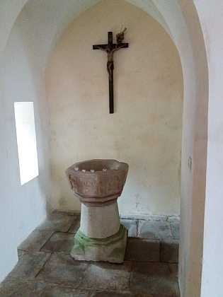 Nejstarší náhrobní kámen, uložený dnes v kostele ve Zvonkové a křitelnice ještě se zbytky zelené barvy z dob, kdy ji k nějakým účelům využívali pohraničníci