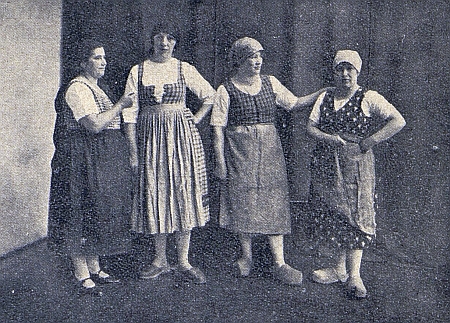 Šumavské ženské kroje z jednoho představení divadla v Teplicích, některé i s dřeváky