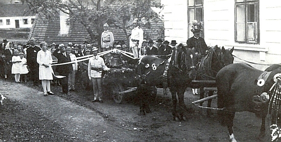 Na snímku, který zaslala do krajanského měsíčníku, je zachycena slavnost svěcení zvonů v Hodějovicích někdy kolem roku 1930 - na koni vpředu se zdobeným kloboukem sedí její otec