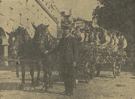 O dožínkové slavnosti roku 1943 v Českých Budějovicích před vjezdem k Německému domu při tehdy nově zbudovaném zadním traktu divadla stanul ozdobený žebřiňák s krojovanou skupinou ze Starých Hodějovic