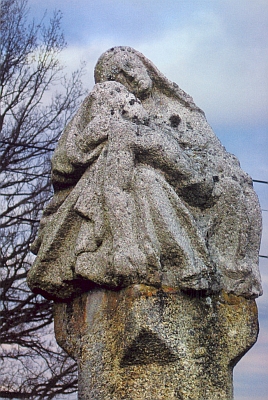 Boží muka se sousoším Piety na návsi
rodné vsi Blansko, stav v roce 2009...