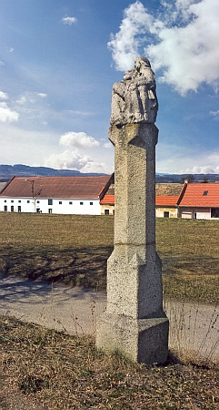 Boží muka se sousoším Piety na návsi
rodné vsi Blansko, stav v roce 2009...