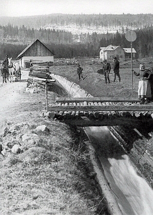 Schwarzenberská myslivna na snímku, pořízeném někdy kolem roku 1900, v "Hiršperkách" už stojí - vpravo vzadu