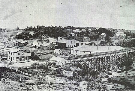St. Paul v Minnesotě kolem roku 1875 a pozdější snímek tamního přístavu parníků na řece Mississippi