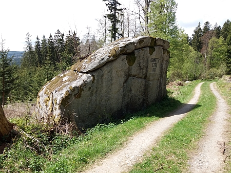 Kámen na "Cestě geometrů" mezi Jelením a Ovesnou