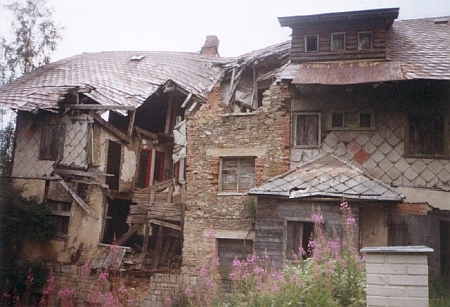 Polorozpadlý hotel Pešl na snímku z roku 1999...