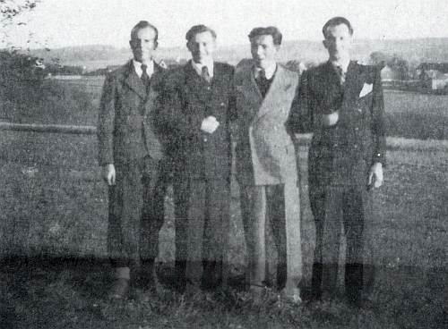 Čtyři bratři Fastnerovi (měli ještě 10 sourozenců) na jedné trochu nejasné poválečné fotografii spolu:
Erwin, Herbert, Albin a Fritz