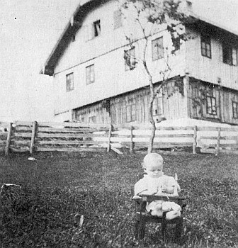 Rodný dům zvaný "ban Micheibauern" kolem roku 1910, před ním maličký ještě Kilian Fastner