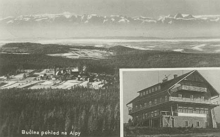 Pohled z Bučiny přes Finsterau na Alpy a hotel Pešl