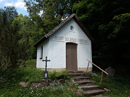 ... kde roku 1992 obnovil Kilian Fastner kapli stojící naproti zaniklé rodné usedlosti