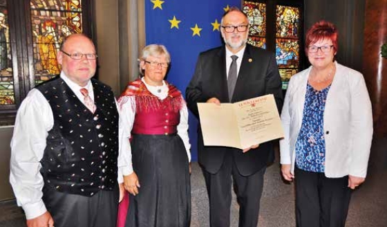 Se svou ženou Angelikou (oba v šumavském kroji) při převzetí Kulturní ceny města Pasova v roce 2017