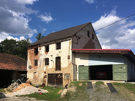Stará mlýnice ve dvoře rodného Horního mlýna v Srbech na snímku z roku 2019 (viz i Wenzel Feierfeil)