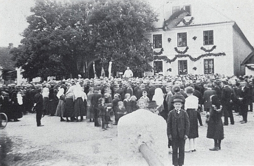 Slavnostní bohoslužba v Srbech roku 1923 k jubileu zdejší hasičské jednotky, kde prelát Wenzel Feierfeil promluvil
