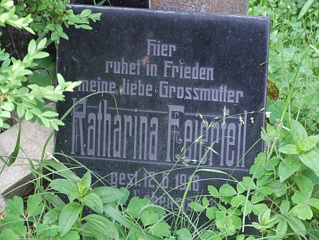 Náhrobní kámen matčin na hřbitově v Srbech...