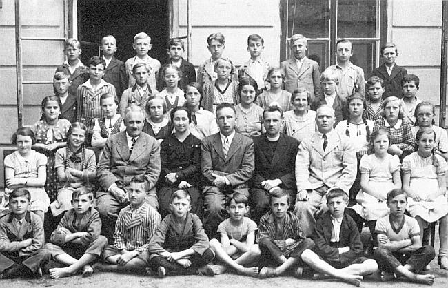 Na snímku Johanna Mayera, který zachytil první ročník hornoplánské měšťanky roku 1936, sedí mezi učiteli první zleva, úplně vpravo je Karl Hoffmann