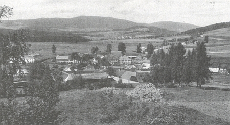 Rodná Hůrka kdysi na snímku fotografa Johanna Mayera z Horní Plané, který zachytil v pozadí i někdejší Jenišov (Hossenreith) a hřeben Smrčiny (Hochficht)