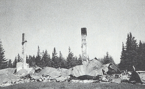 Vypálená chata na hoře Můstek, zachycená snímkem z května 1996