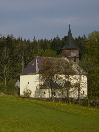 Kostel a hřbitov v Hojsově Stráži, o jejichž obnovu se Gerhard Fellner zasloužil