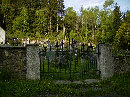 Kostel a hřbitov v Hojsově Stráži, o jejichž obnovu se Gerhard Fellner zasloužil