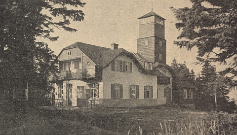 Takto před svou zkázou vyhlížel hostinec s vyhlídkovou věží na Můstku (1234 m n.m.), stavba z roku 1924,uskutečněná zásluhou Michaela Ernsta, starosty z Hojsovy Stráže