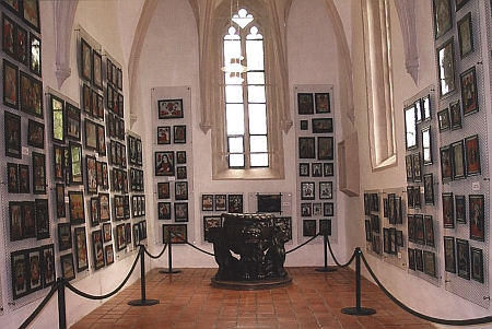 Sbírka podmaleb na skle v kapli zámku ve Freistadtu