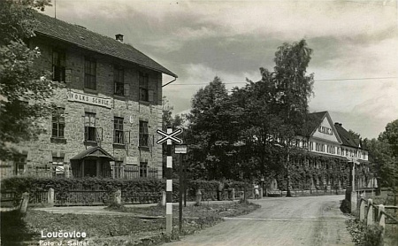 Škola v rodných Loučovicích na pohlednici firmy Josef Seidel