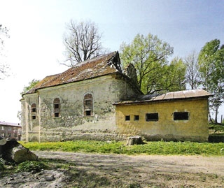 Kostel byl po roce 1945 přestavěn na kino a postupně zdevastován...