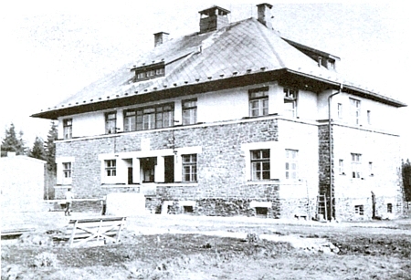 Někdejší celnice v Kyselově, později rota Pohraniční stráže, na starých snímcích (dolní snímek z roku 1978)...