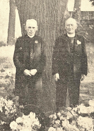Stojí tu s arciděkanem Leopoldem Klimou na snímku, doprovázejícím text o 50. jubileu jeho kněžství