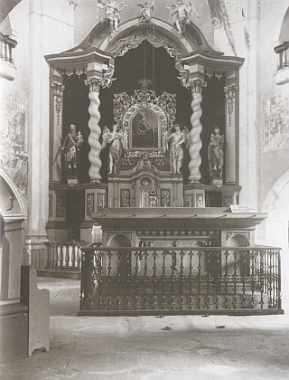 Hlavní oltář kostela na Tanaberku na snímcích z let 1900 a 1960