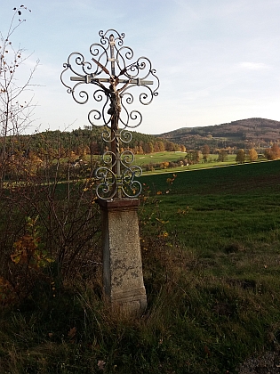Obnovený kříž pod Rychtářovem, nesoucí letopočet 1849 a pohled od něj na Brloh