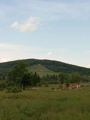 Hora Chlum od Smědče (uprostřed snímku, vlevo je Plešný) a od někdejší Nové Vísky, dnes ve vojenském prostoru