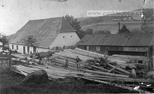 Někdejší mlýn a pila v Leptači, muž vpředu na kole je podle popisky Isidor Fiedler