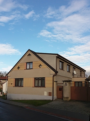 Rodný dům čp. 13 v Hosíně na snímcích z roku 2019