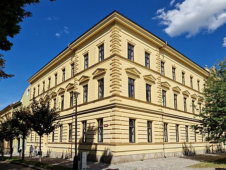 Jihlavské gymnázium, kde v letech 1898-1900 působil