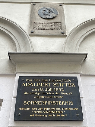 Pamětní desky na "obytné věži" Kornhäuselturm ve Vídni, odkud Adalbert Stifter pozoroval v roce 1842 zatmění slunce (viz i Eduard Eisenmeier)