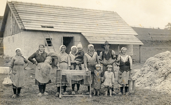 Snímek z roku 1934 byl pořízen před jednou ze čtyř olšinských pazderen - malý Franz v maminčině náručí