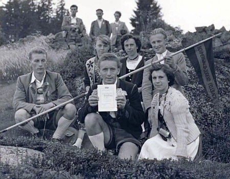 Na snímku z "Jakobitreffen" roku 1953 vpředu uprostřed s diplomem za vítezství ve střelecké soutěži