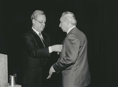 V roce 1993 byl vyznamenán starostou Fellbachu za kulturní činnost