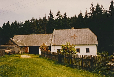 ... za níž stále stojí rodný dům čp. 16, levý snímek je z roku 1987, ale dům je až na novou střechu z vnějšího pohledu stejný