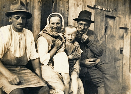 S rodinou před domem čp. 16 v Olšině někdy v polovině třicátých let - zleva tatínek Franz Fink starší, maminka Aloisia, malý Franz a spoluvlastník domu Karl Brosch