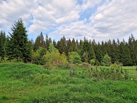 Tady stával dědečkův rodný Růžový Vrch (rozcestí u Korandy)