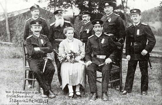 Zcela napravo tu stojí mezi členy sboru dobrovolných hasičů na jejich slavnosti v srpnu roku 1927