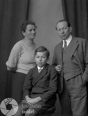 S otcem a matkou na snímku z března roku 1936 z fotoateliéru Seidel